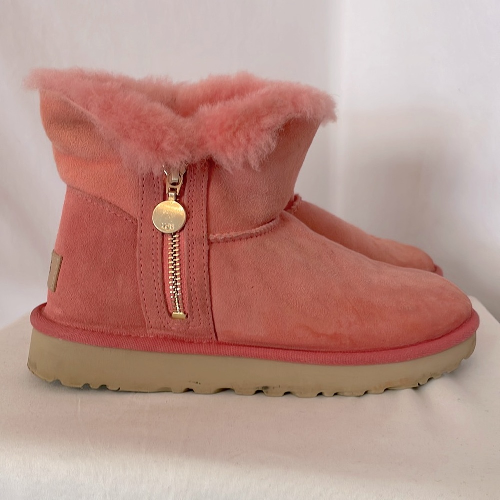 UGG ankle kid’s boots  peach color gold hardware‎ no size but measuring a kids 5
